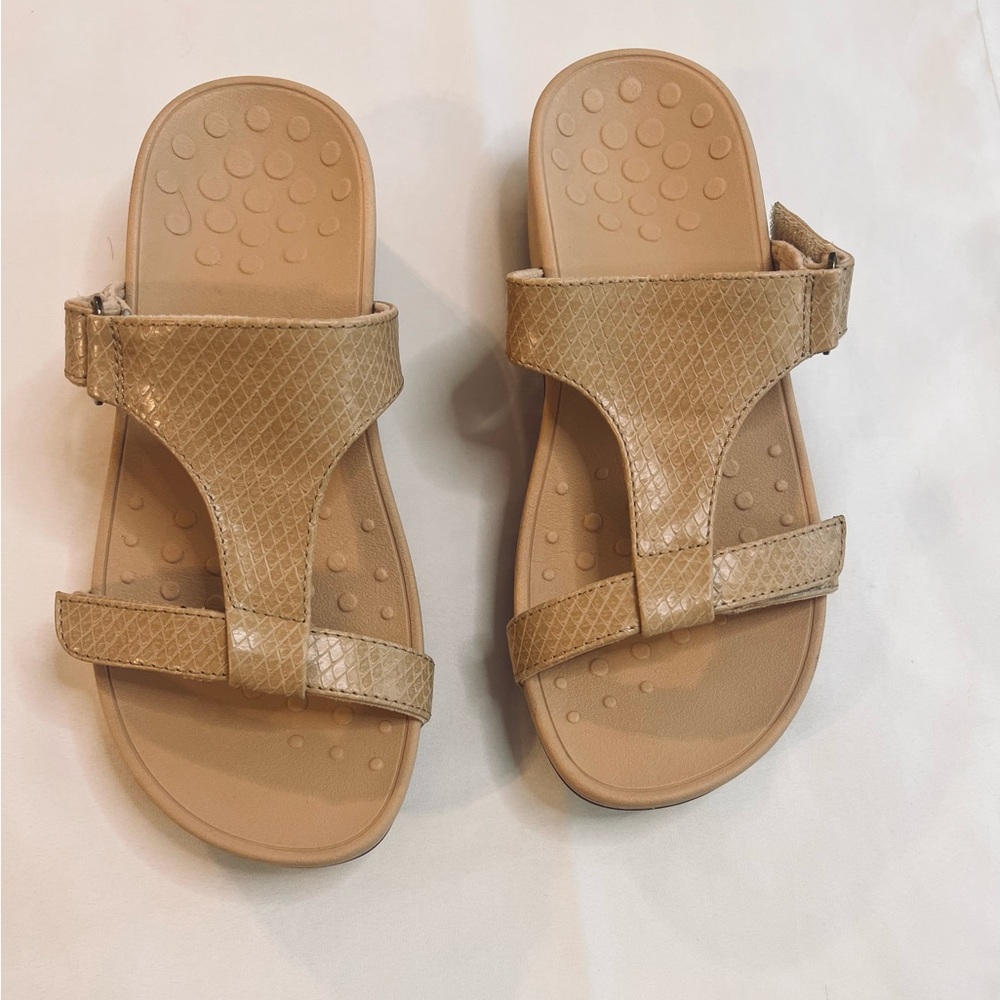 New, never worn, size 8 Vionic Pacific Ellie Woman’s Platform Slide Sandal.